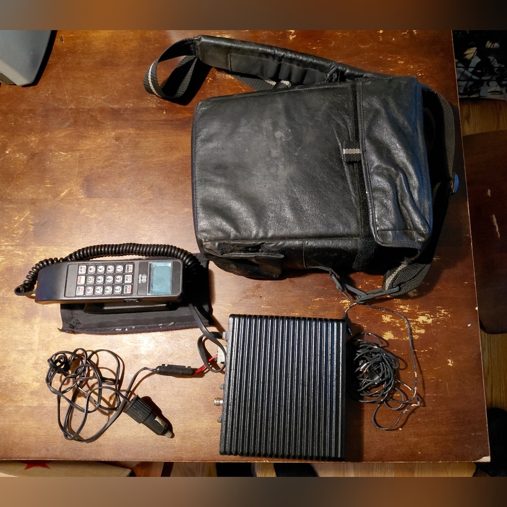 NovAtel Communications 8305A radio telephone mobile car phone